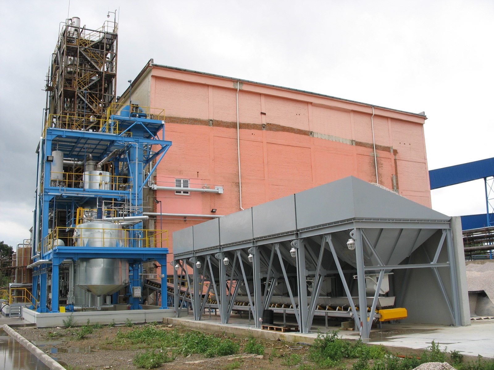 The revamped calcium nitrate unit as built: blue steel structure with vessels beside the production building